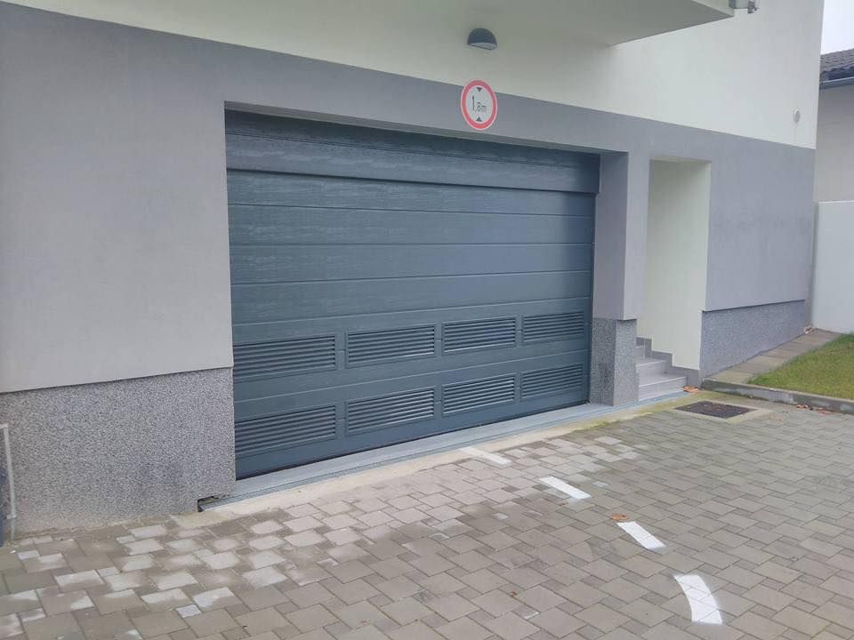 Vrata s ventilacijskim segmentom